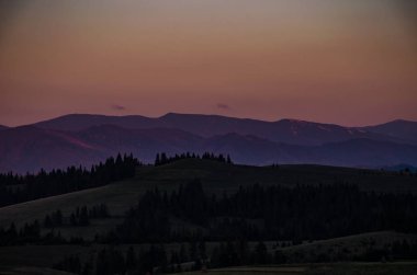 Carparhian Dağları Pylypets günbatımında sırasında arka plan