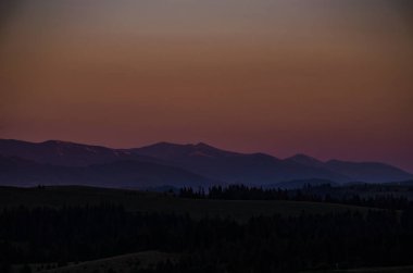 Carparhian Dağları Pylypets günbatımında sırasında arka plan