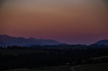 Carparhian Dağları Pylypets günbatımında sırasında arka plan