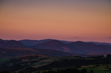 Carparhian Dağları Pylypets günbatımında sırasında arka plan