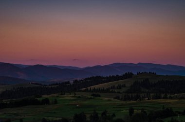 Carparhian Dağları Pylypets günbatımında sırasında arka plan