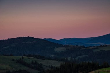 Carparhian Dağları Pylypets günbatımında sırasında arka plan