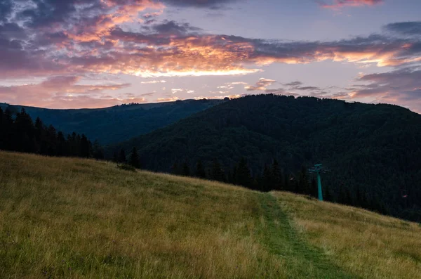 Hintergrund der Carparhian Mountains während des Sonnenuntergangs in den Masten — Stockfoto