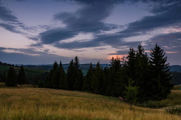 Pozadí Carparhian hor během západu slunce v Pylypec — Stock fotografie