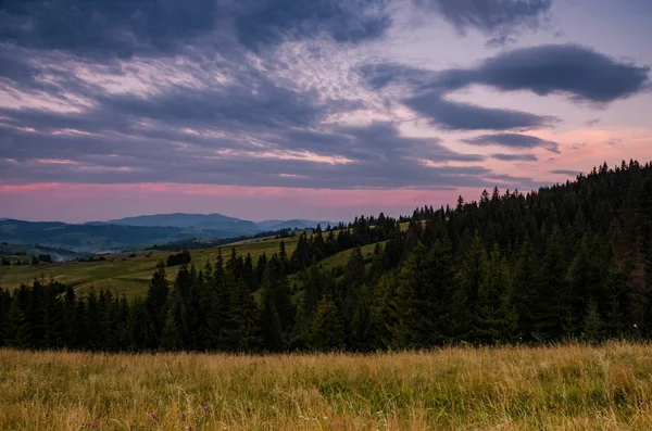 Sullo sfondo delle montagne carparhiane durante il tramonto nei piletti — Foto Stock