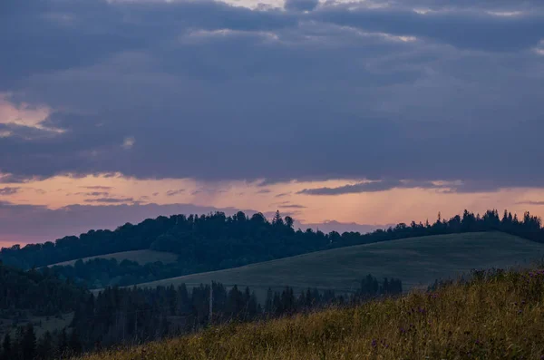 Hintergrund der Carparhian Mountains während des Sonnenuntergangs in den Masten — Stockfoto