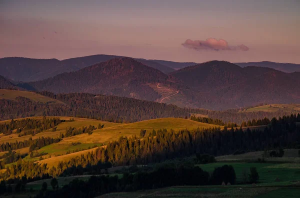 Antecedentes das Montanhas Carparhianas durante o pôr do sol nos Pylypets — Fotografia de Stock