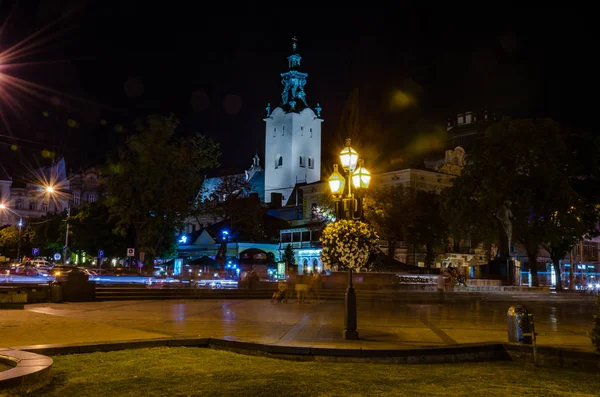 Gece Lviv cityspace yaz uzun pozlama üzerinde