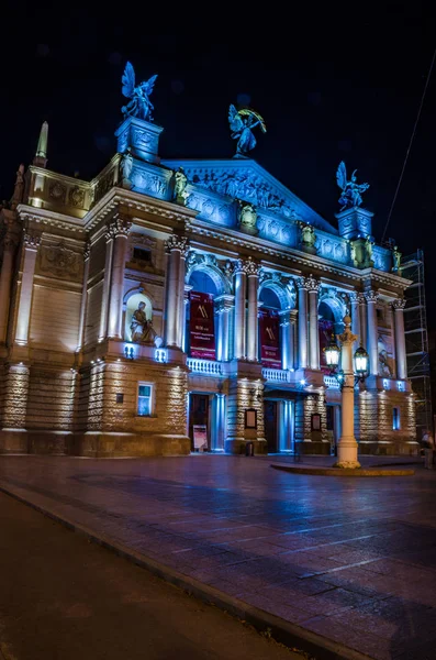 Gece Lviv cityspace yaz uzun pozlama üzerinde