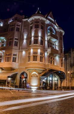 Gece Lviv cityspace yaz uzun pozlama üzerinde