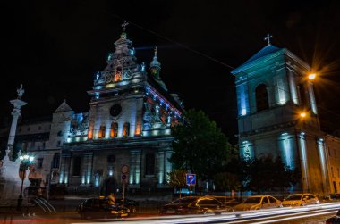 Gece Lviv cityspace yaz uzun pozlama üzerinde