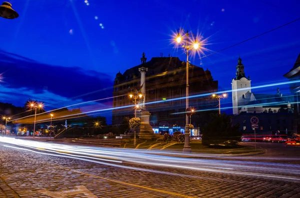 Gece Lviv cityspace yaz uzun pozlama üzerinde