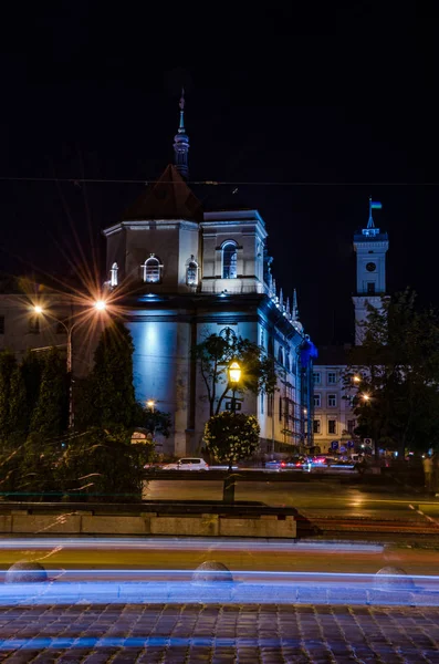 Nocna panorama Lwowa, przy dłuższej ekspozycji na Ukrainie — Zdjęcie stockowe
