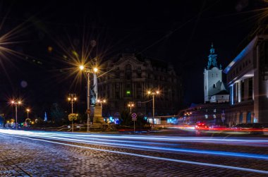 Gece Lviv cityscape Ukrayna uzun pozlama ile