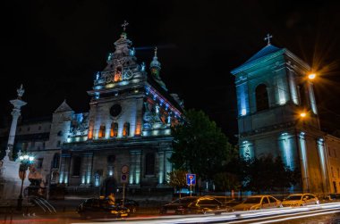 Gece Lviv cityscape Ukrayna uzun pozlama ile