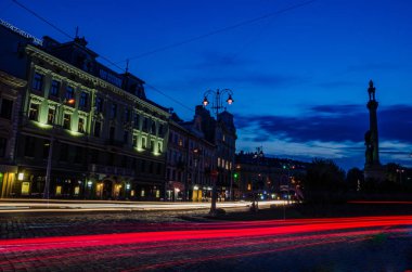 Gece Lviv cityscape Ukrayna uzun pozlama ile