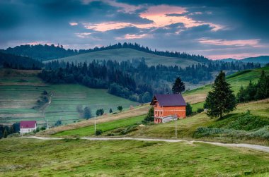 Gün batımı sırasında arka plan ile Ukrayna Karpat Dağları