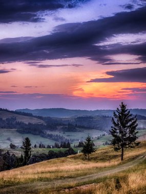 Gün batımı sırasında arka plan ile Ukrayna Karpat Dağları