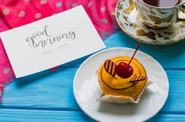 Süslemeleri ile ahşap arka plan üzerinde çay ile natürmort