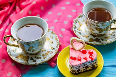 Süslemeleri ile ahşap arka plan üzerinde çay ile natürmort