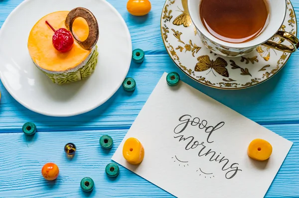 Süslemeleri ile ahşap arka plan üzerinde çay ile natürmort