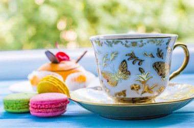 Decore ahşap zemin üzerine çay ile natürmort