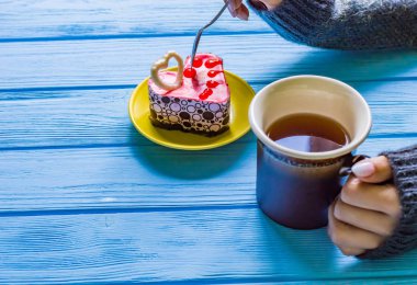 Decore ahşap zemin üzerine çay ile natürmort