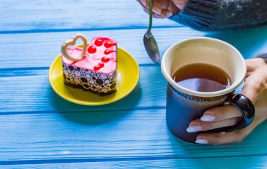 Decore ahşap zemin üzerine çay ile natürmort