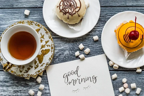 Decore ahşap zemin üzerine çay ile natürmort