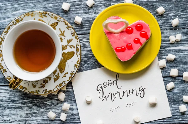 Decore ahşap zemin üzerine çay ile natürmort