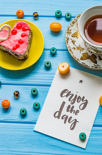 Decore ahşap zemin üzerine çay ile natürmort