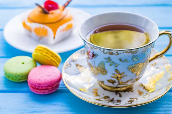 Decore ahşap zemin üzerine çay ile natürmort