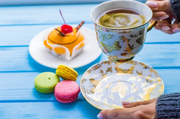 Decore ahşap zemin üzerine çay ile natürmort