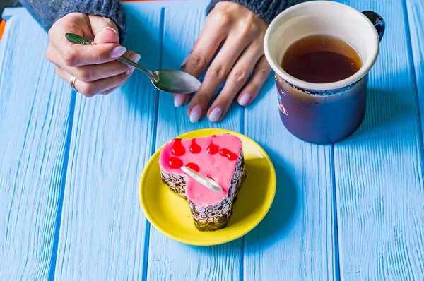 Decore ahşap zemin üzerine çay ile natürmort