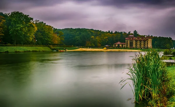 Campo base de pesca en el lugar del bosque durante la lluvia en la larga exposición durante la lluvia —  Fotos de Stock