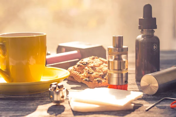 Bodegón con cigarrillo electrónico con botella y café — Foto de Stock