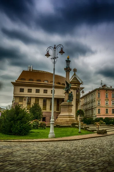 Lviv stadsbilden i den västra delen av Ukraina — Stockfoto