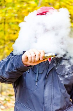 Sigara ve elektronik ciggarette genç adam