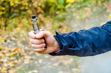 Sigara ve elektronik ciggarette genç adam