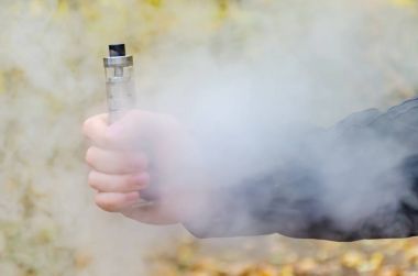 Sigara ve elektronik ciggarette genç adam