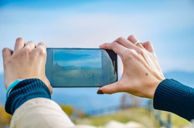 Arka planda dağlar ile sonbahar sezon fotoğrafları
