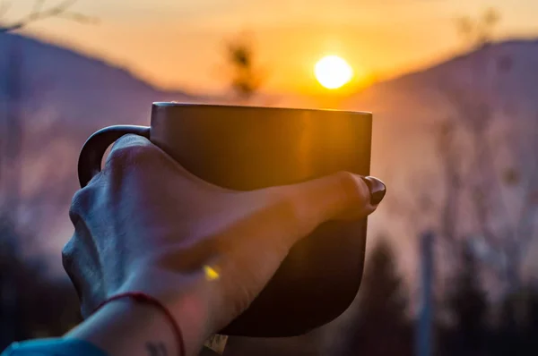 Arka planda dağlar ile sonbahar sezon fotoğrafları