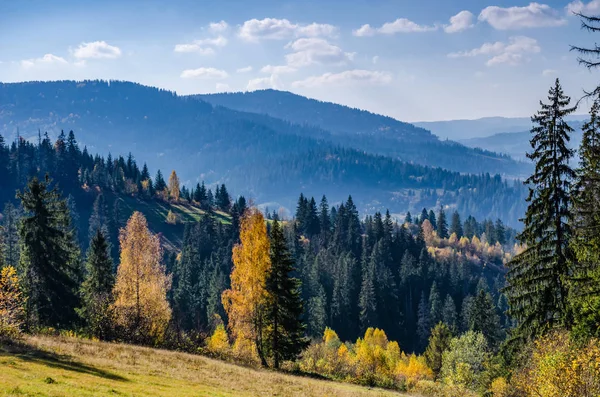 Temporada de otoño en las montañas de los Cárpatos — Foto de Stock