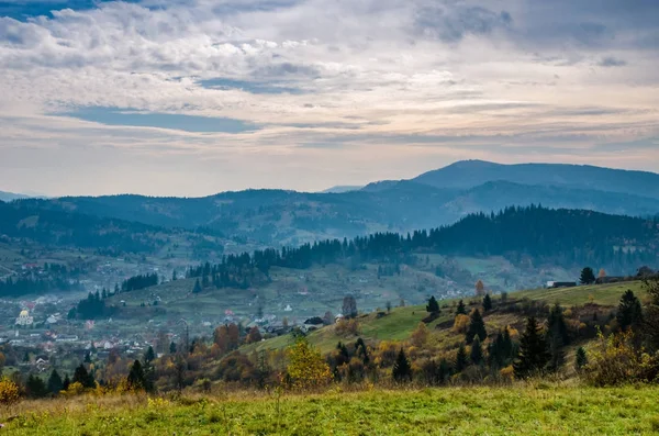 Herbstzeit in den Karpaten — Stockfoto