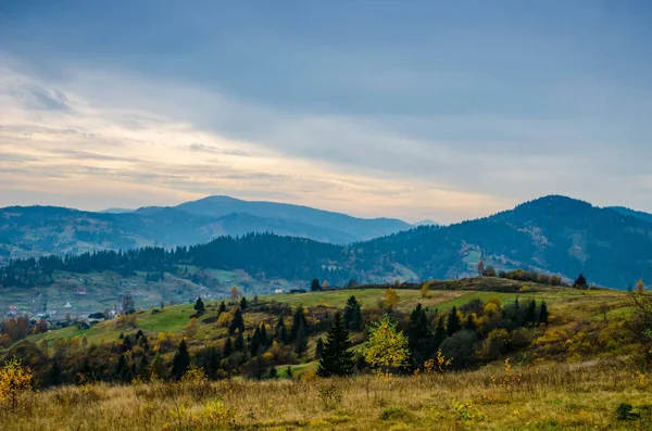 Herbstzeit in den Karpaten — Stockfoto