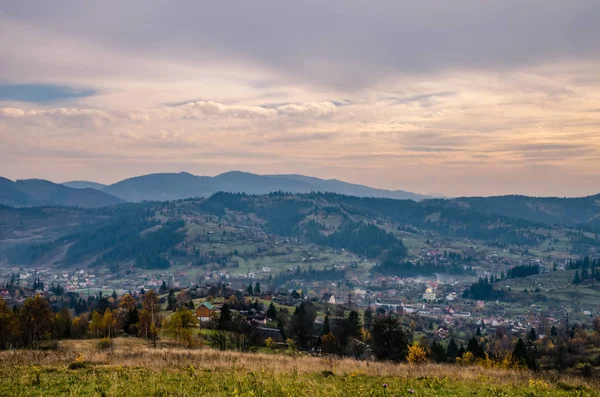 Herbstzeit in den Karpaten — Stockfoto