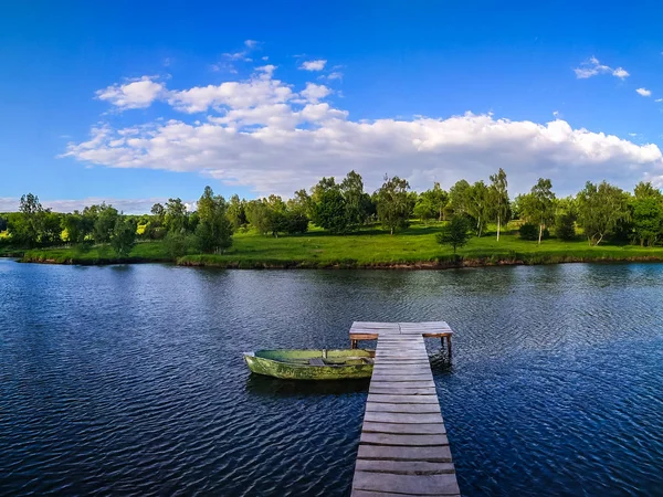 Предпосылки / контекст with lake and fishing place in the summer season — стоковое фото