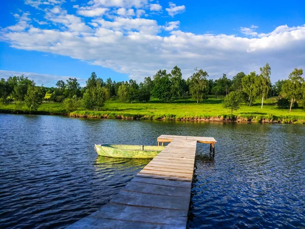 Háttér-tó és a halászati hely, a nyári szezonban — Stock Fotó