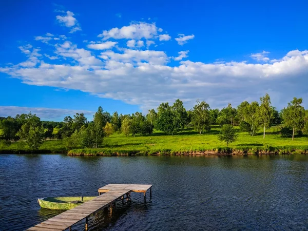 Bakgrund med sjön och fiskeplats på sommaren — Stockfoto