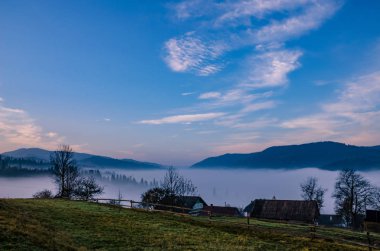 Karpat Dağları sabah sis